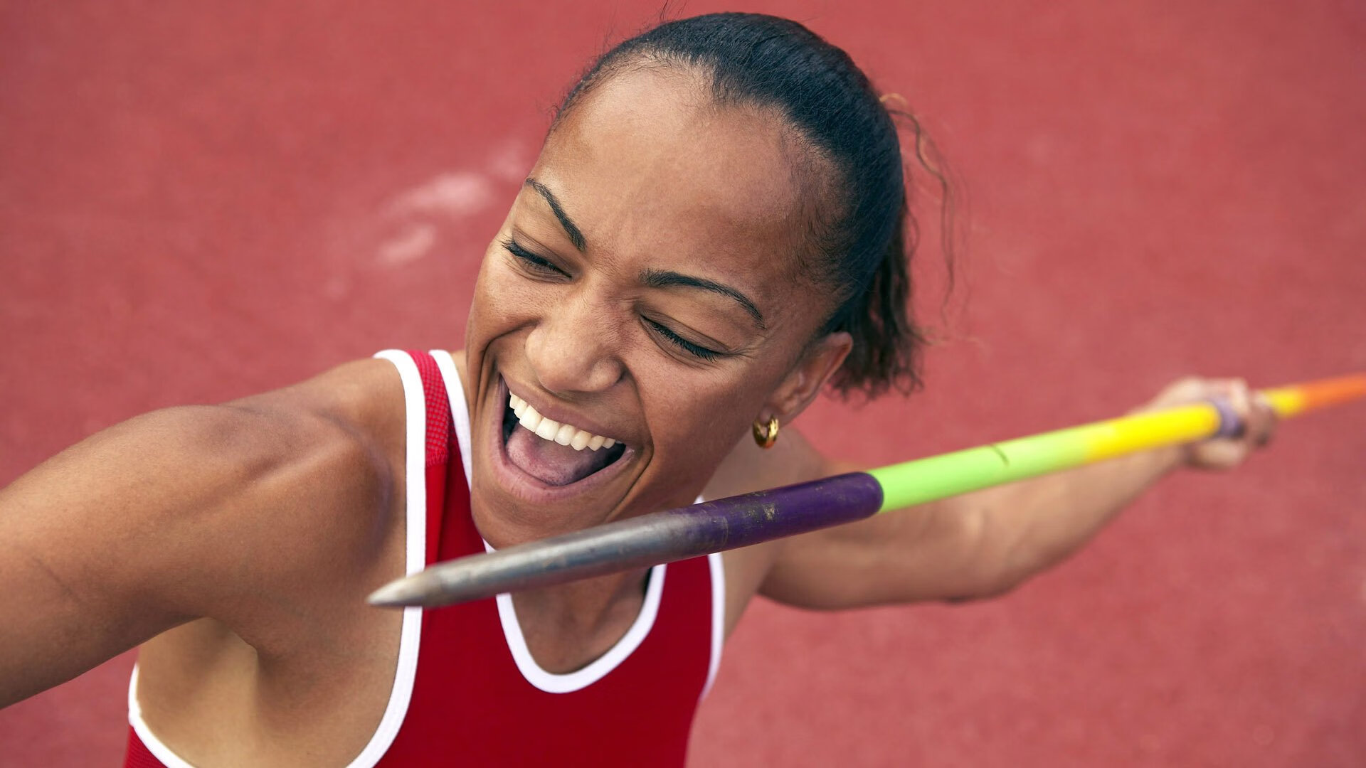 战术调整引发热议!,C罗在拜仁比赛中大比分获胜赛场气氛高涨