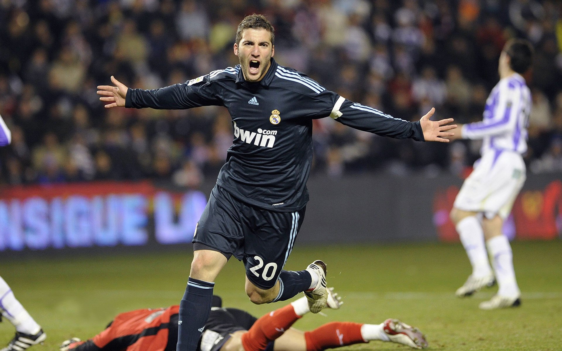  亚运会转会风云：拜仁慕尼黑盯上锋线强援，萨拉赫或成交易筹码